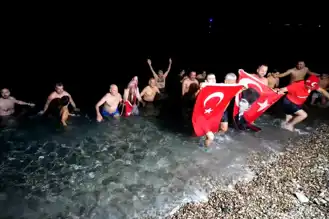 Antalya'da Yeni Yıl: Denizde Barış Dileği
