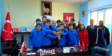 Besni Ortaokulu Basketbol Takımı Şampiyonluğu Kutladı