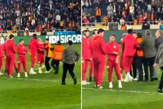 Galatasaraylı Taraftar Sahaya Girdi! Torreira ile Fotoğraf Çektirdi