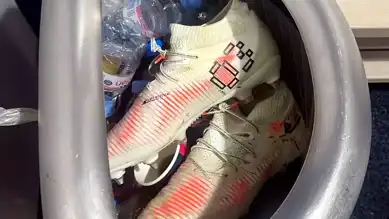 Futbolcu, Kritik Hata Sonrası Kramponlarını Çöpe Attı!