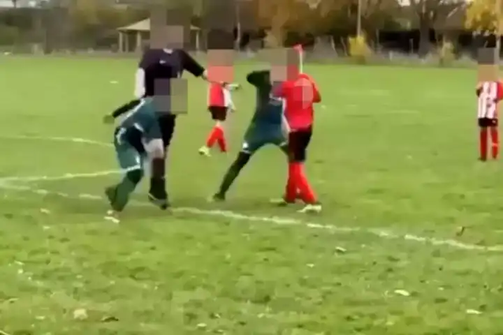 10 Yaş Altı Futbol Maçında Veli Kavgası Skandalı!