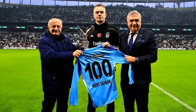 Mert Günok, Beşiktaş'ta 100. Maçına Çıktı! Plaket ve Fair Play Ödülü Aldı