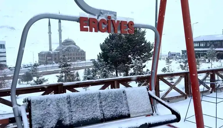 Erciyes'te Kar Keyfi: Kayak Sezonu Başladı!