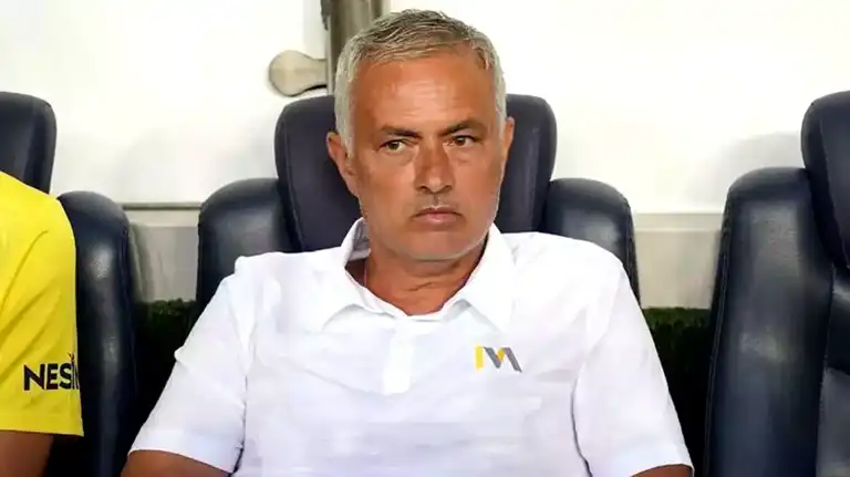Mourinho'nun Sol Bek Sorunu: Fenerbahçe Lyon Maçında Tehlikede!