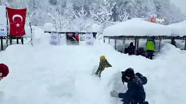 Rize'de Buz Gibi Su Şenliği!